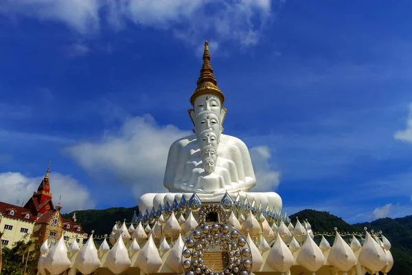 Přední části pět bílých Buddhy s nebe na Wat Pha Sorn Kaew, Khao K — Stock fotografie