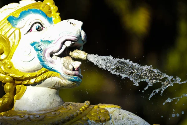 Hanuman statue throws water in the park — Stock Photo, Image