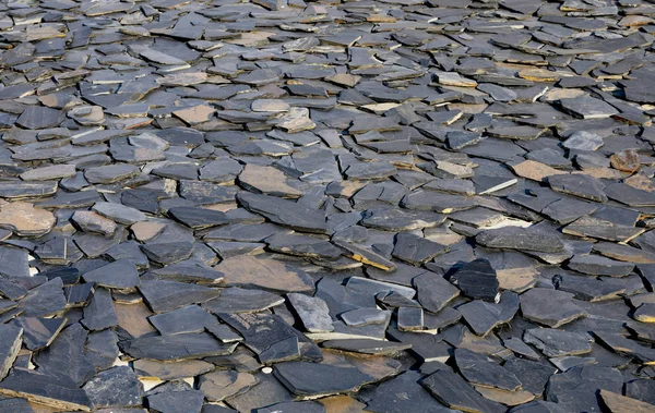 Pierre d'ardoise sur le sol : roche métamorphique homogène dérivée de — Photo