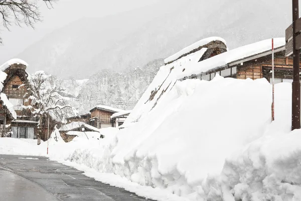 Shirakawago w śniegu spada dzień: wieś znajduje się w ono dis — Zdjęcie stockowe