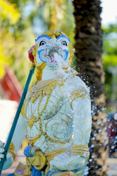 Estatua de Hanuman arroja agua en el parque —  Fotos de Stock