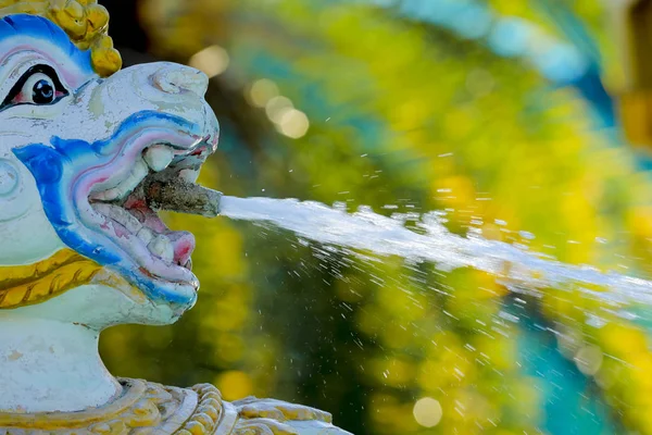 Hanuman statue throws water in the park — Stock Photo, Image