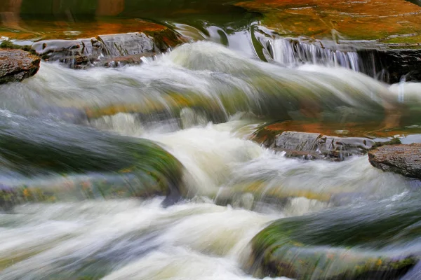 水流过溪流中的岩石. — 图库照片