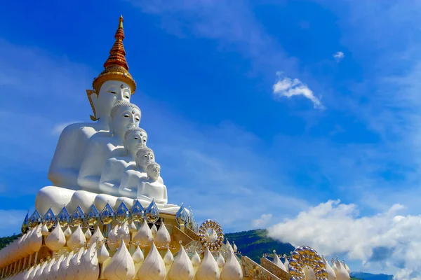 Gökyüzüne Wat Pha Sorn Kaew, Khao K ile beş beyaz Buda önü
