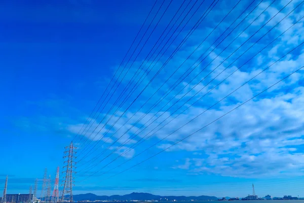 背景に青空を持つ高ボルト電線タワー、日本 — ストック写真