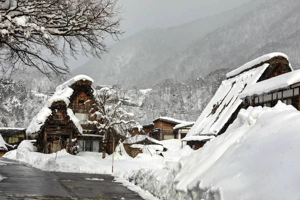 Shirakawago nella neve che cade giorno: villaggio situato in Ono Dis — Foto Stock