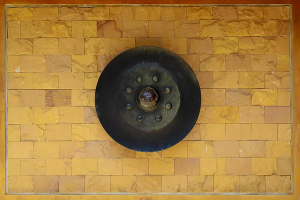 Gong pendurar na parede de tijolos — Fotografia de Stock