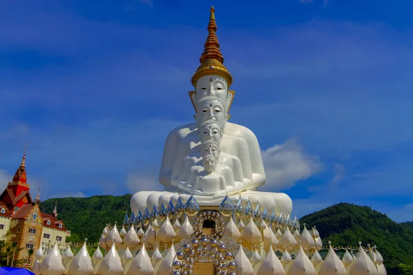 Frente de cinco Buda blanco con cielo en Wat Pha Sorn Kaew, Khao K — Foto de Stock