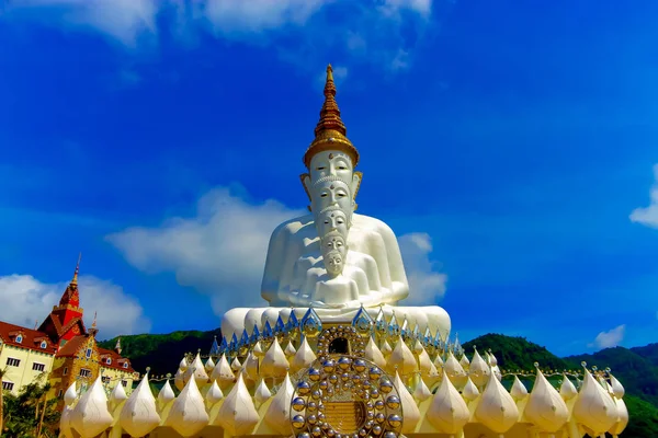 Framsidan av fem vit Buddha med himlen vid Wat Pha Sorn Kaew, Khao K — Stockfoto