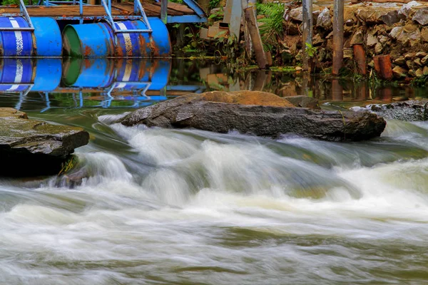 Het water stroomt door de rotsen in de stroom. — Stockfoto