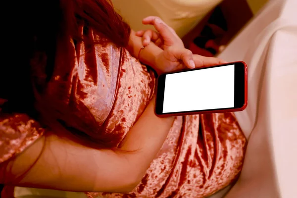 Смартфон в руке женщины, женщина с помощью смартфона — стоковое фото