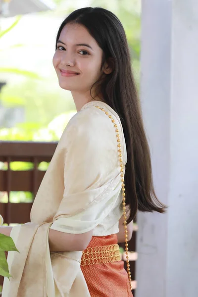 Abito thailandese: l'asiatica adolescente indossa un abito tradizionale thai — Foto Stock