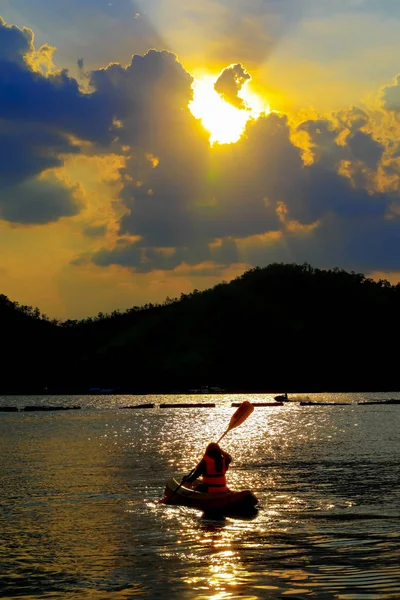 Chica Kayak Lago Puesta Sol Detrás Del Fondo Montaña — Foto de Stock