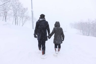 kar üzerinde el ele yürüyen çift sevgilisi, Gala Yuzawa/ Japonya