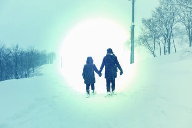 kar üzerinde el ele yürüyen çift sevgilisi, Gala Yuzawa/ Japonya