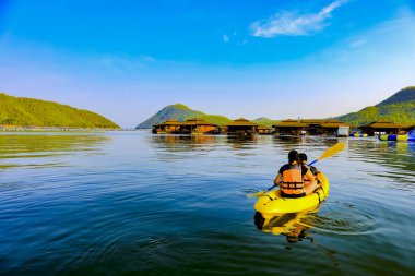 Kadın ve turizm gölde kayak yapıyor, Tayland