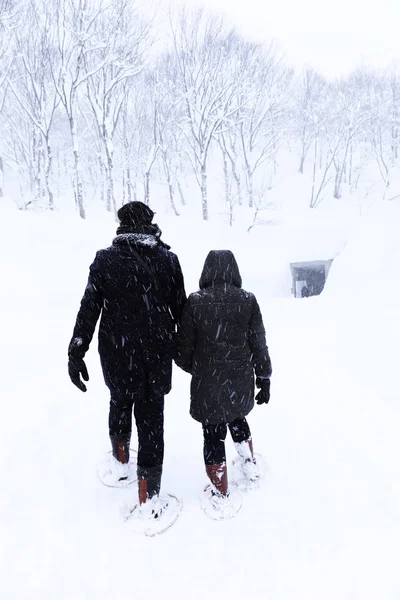 kar üzerinde el ele yürüyen çift sevgilisi, Gala Yuzawa/ Japonya