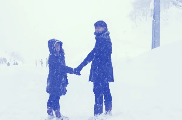 Couple amoureux marchant main dans la main sur la neige, Gala Yuzawa / Japon — Photo