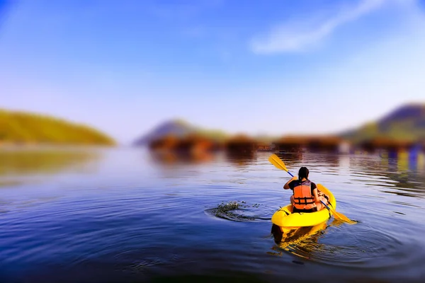 Mujer y el turismo kayak en el lago, Tailandia — Foto de Stock