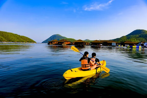 Kadın ve turizm gölde kayak yapıyor, Tayland