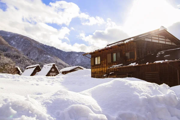 Shirakawago i snön fallande dag: by ligger i Ono dis — Stockfoto