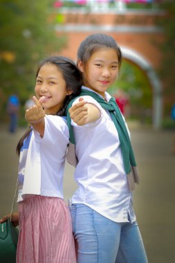 Sevimli genç iki Asyalı kız Portresi.