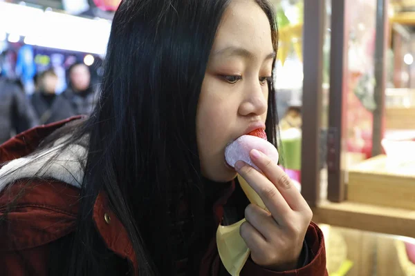 Adolescente comer mo ji o fresa difuku japonés postre —  Fotos de Stock