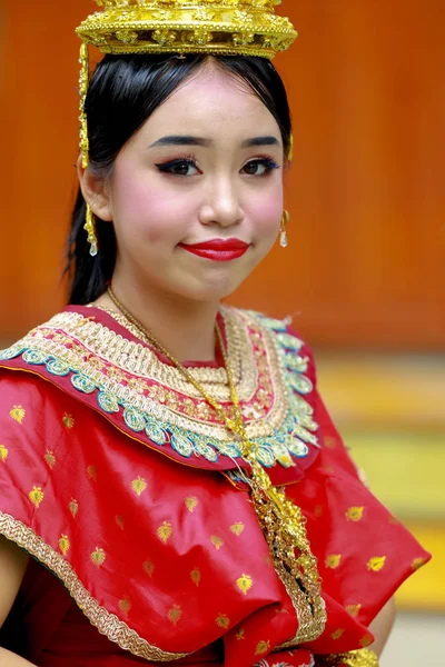 Adolescentes thaïlandaises en costumes de danse thaïlandais traditionnels . — Photo