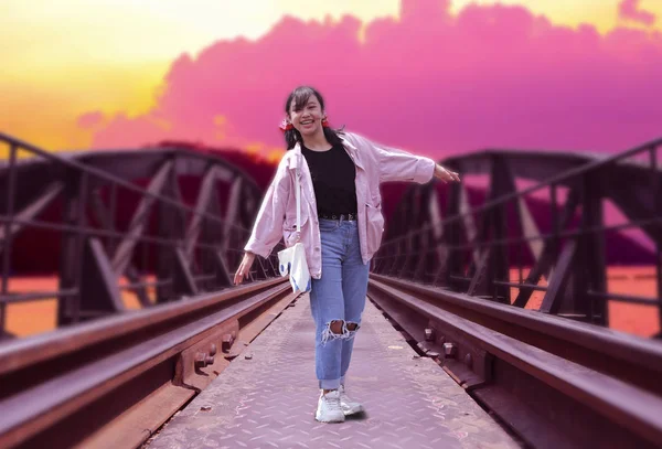 Joven Asiática Adolescente Chica Caminando Solo Ferrocarril —  Fotos de Stock