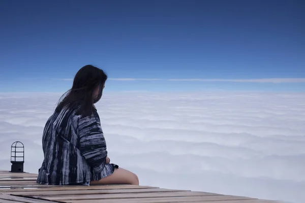 Joven asiático adolescente sentado solo en nubes —  Fotos de Stock