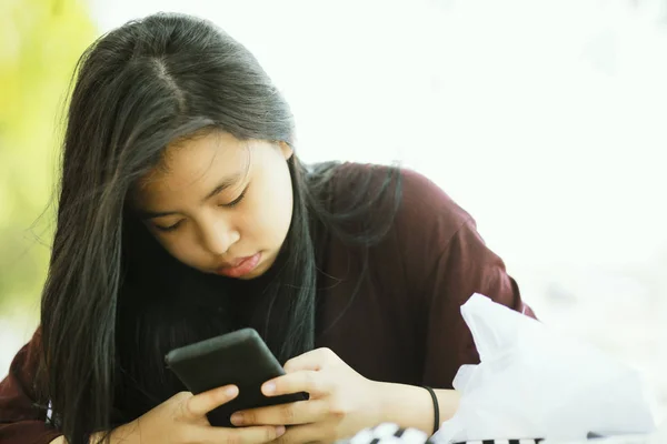 Mladá Asijská Dívka Hrající Smartphone — Stock fotografie