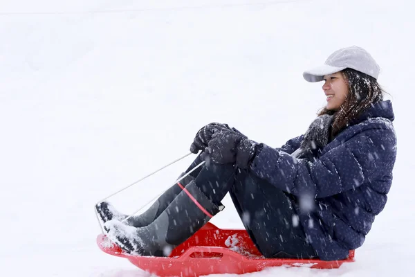 Feliz adolescente asiático jugando trineo rojo en la nieve, Gala Yuzawa.Japa —  Fotos de Stock