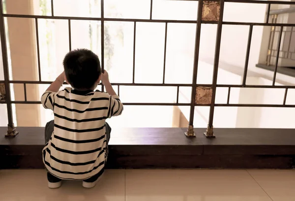 Retrato de lindo asiático solitario joven chico — Foto de Stock