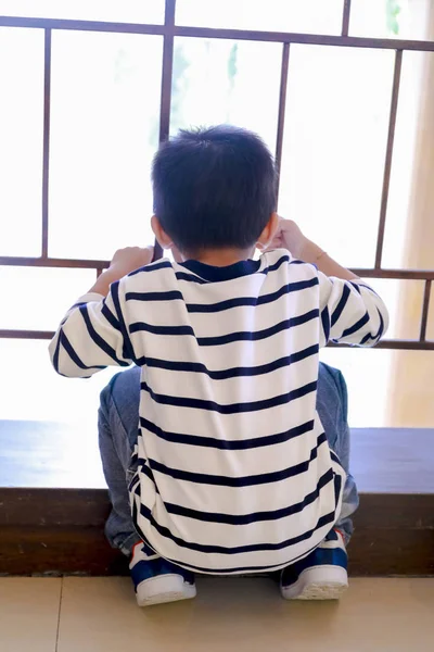 Портрет милого азиатского одинокого мальчика — стоковое фото