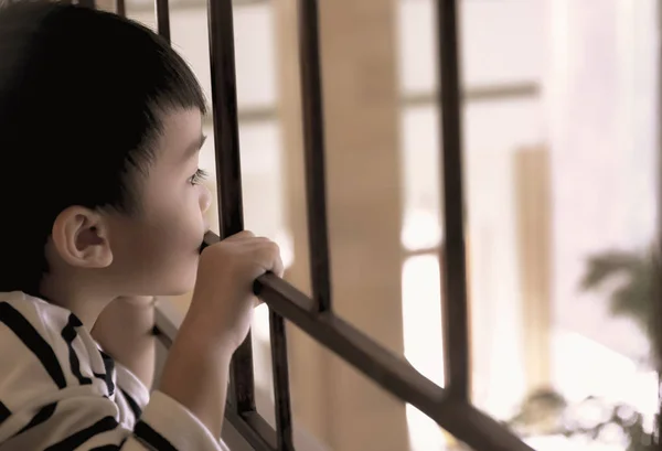 かわいいアジアの孤独な少年の肖像画 — ストック写真