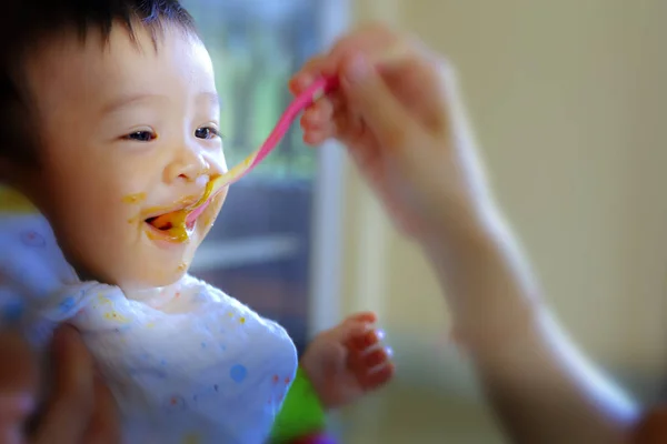 Enjoy Eating Asia Baby Boy Enjoy Eating Food — Stock Photo, Image
