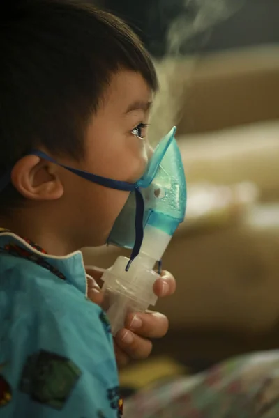 Máscara de inalações da criança, Ajuda em doença, asma, alergias — Fotografia de Stock