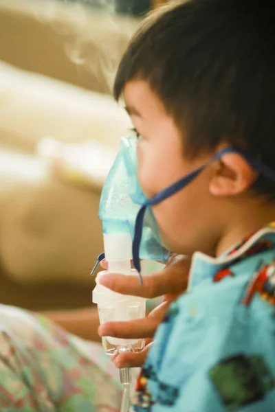 Вдыхание маска ребенка, Помощь в болезни, астма, аллергии — стоковое фото