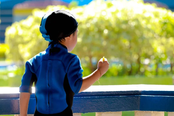 Los niños en trajes de baño buscan algo . —  Fotos de Stock