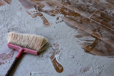 kiremit zeminüzerinde ayak izleri