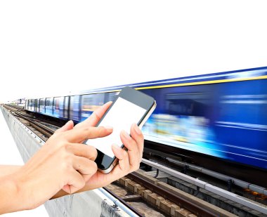 Kadın el ele tutuşup ekranda akıllı telefondan veya cep telefonundan dokunuyor. 