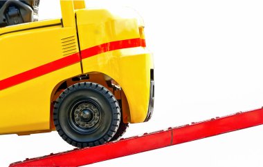 Forklift yükleme üzerinde kapatmak kadar izole üzerinde beyaz arka plan