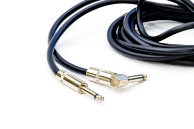 beyaz masada gitar kablosu