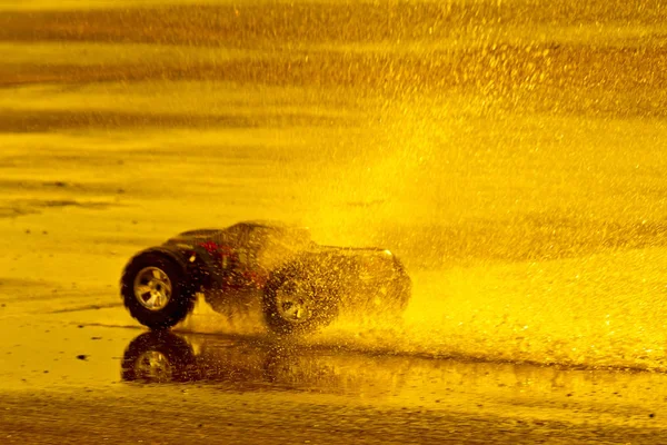速度:sの間に水を通って走る小さなおもちゃの車 — ストック写真