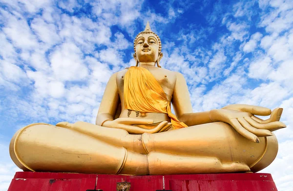 Stor vacker buddha statyer mot himlen, Thailand — Stockfoto