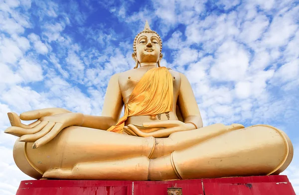 Μεγάλη όμορφη αγάλματα του Βούδα κατά τον ουρανό, Ταϊλάνδη — Φωτογραφία Αρχείου