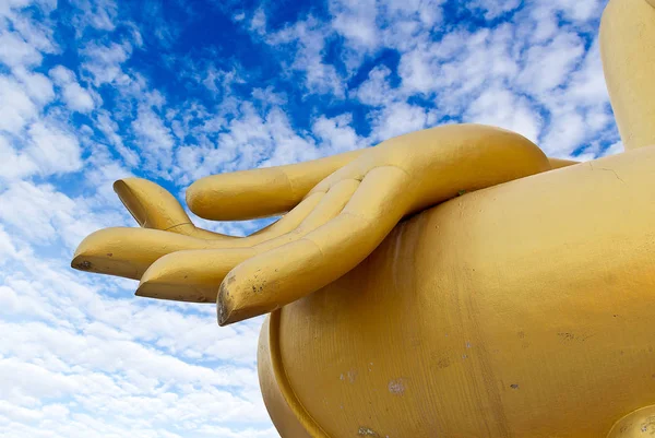 Mano di grandi belle statue buddha contro il cielo, THAILANDIA — Foto Stock