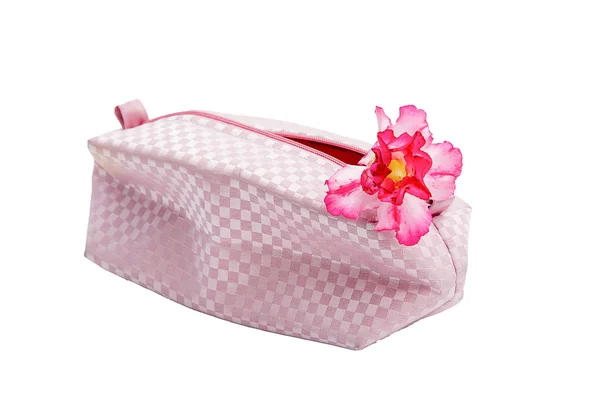 Borsa di moda e fiori rosa isolati su sfondo bianco — Foto Stock