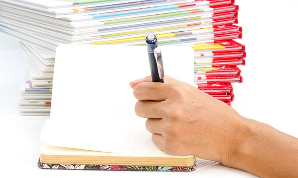 Mulher mão segurando caneta escrita no livro — Fotografia de Stock