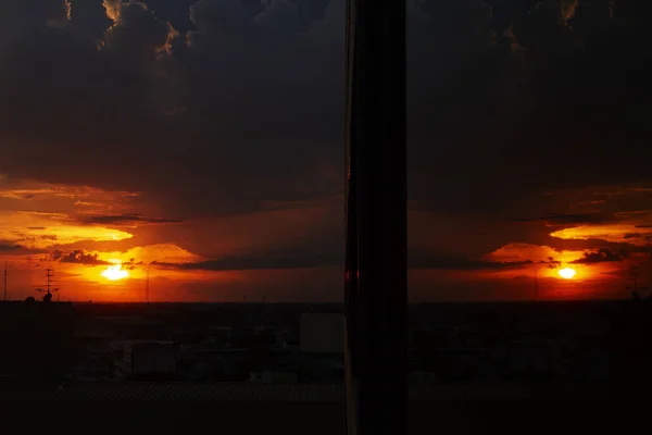Nuage et coucher de soleil avec réflexion sur le miroir de la fenêtre — Photo